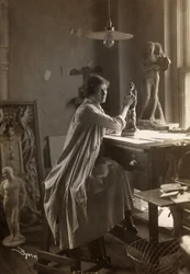 Mabel Taliaferro trabajando en una escultura en su estudio, Nueva York, c.1916